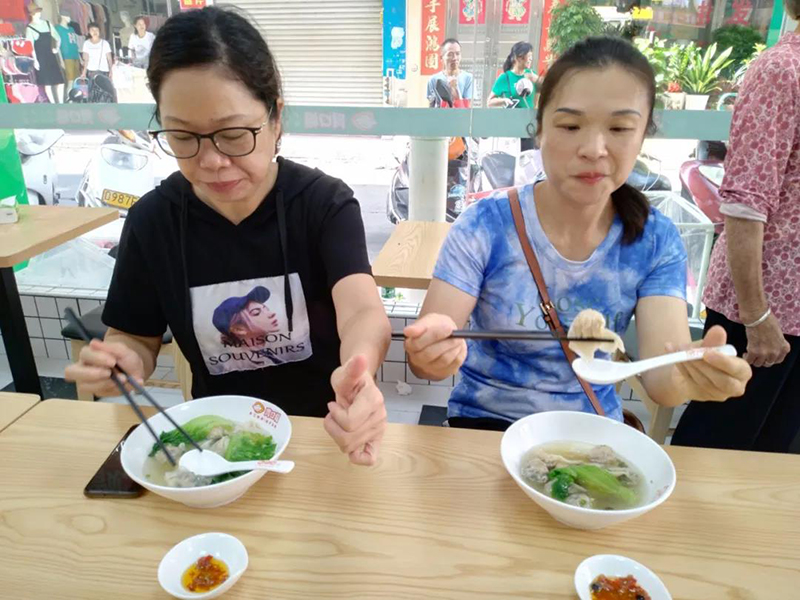 胃口福餃子云吞?hào)|方市場(chǎng)店開(kāi)業(yè)，數(shù)百市民排隊(duì)嘗鮮