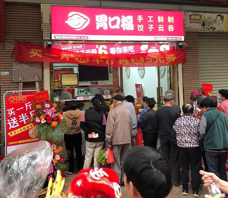 何老板萬(wàn)萬(wàn)沒(méi)想到，自己的餃子云吞店開(kāi)業(yè)的第一天就門庭若市